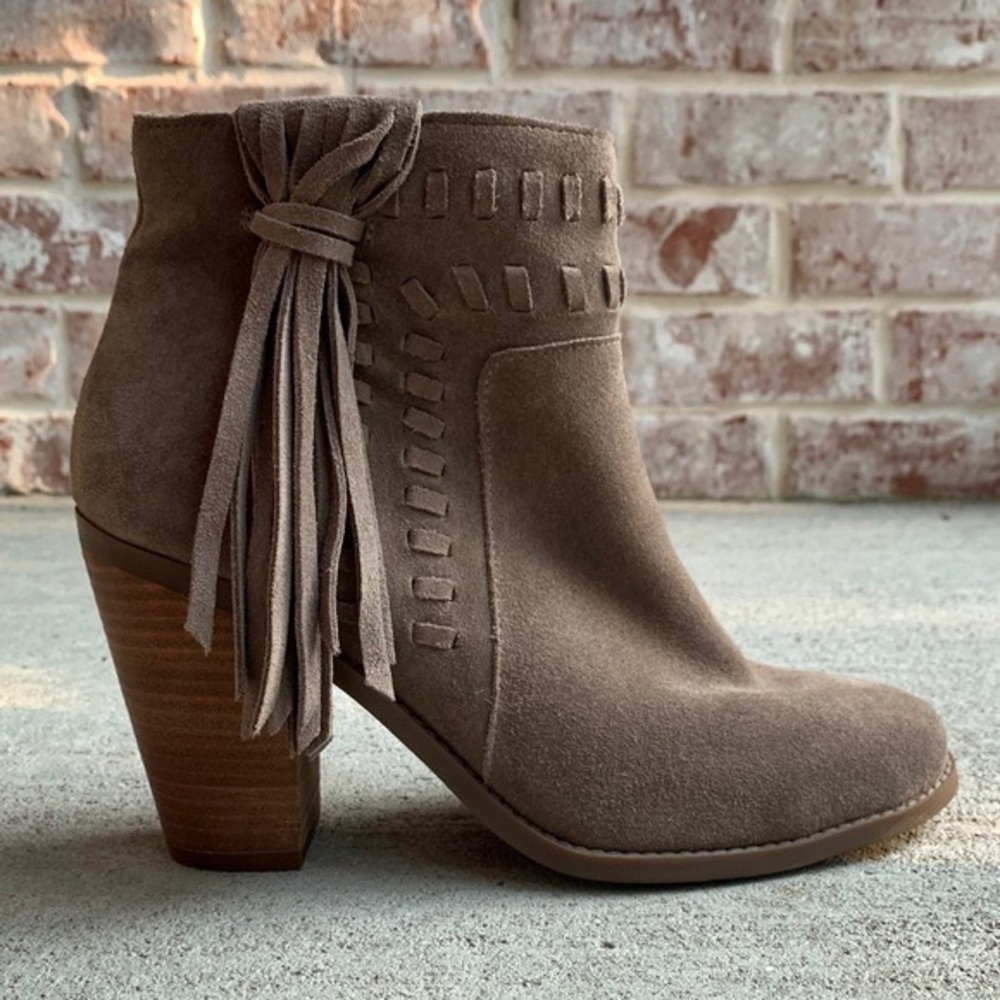 Jessica Simpson fringe ankle booties! 👢